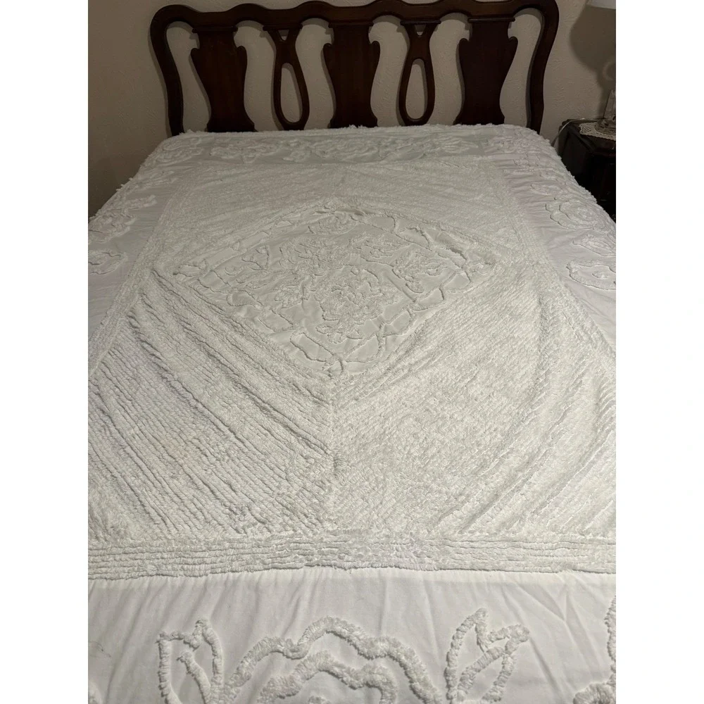 Vintage Lined White Tufted Chenille Bedspread; Twin or Twin XL; 64
